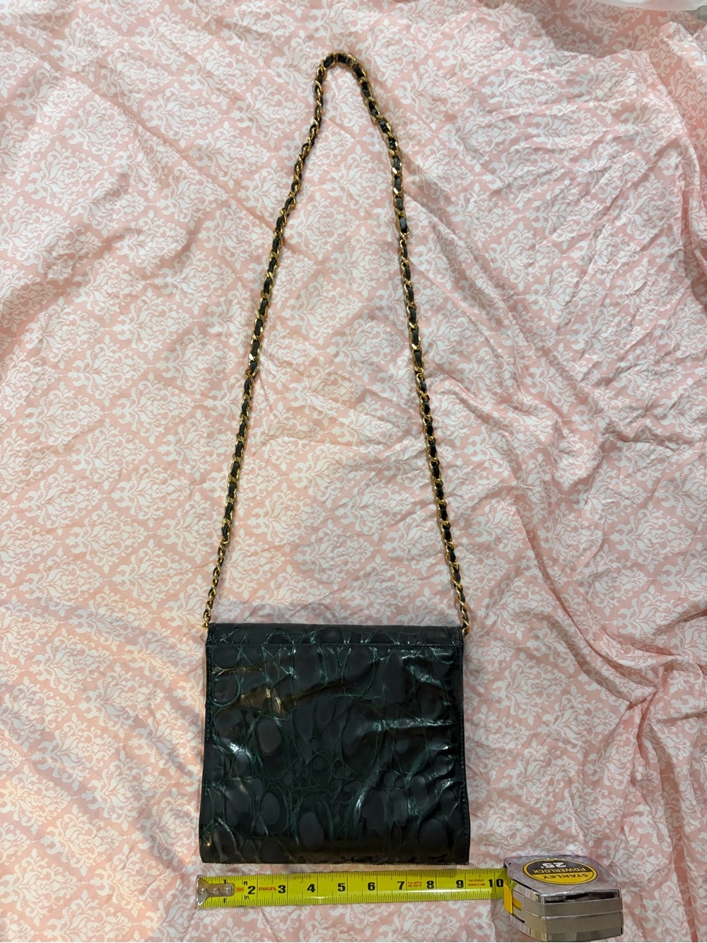 Stuart Weitzman green croc embossed crossbody with gold tone chain hardware - Picture 2 of 6